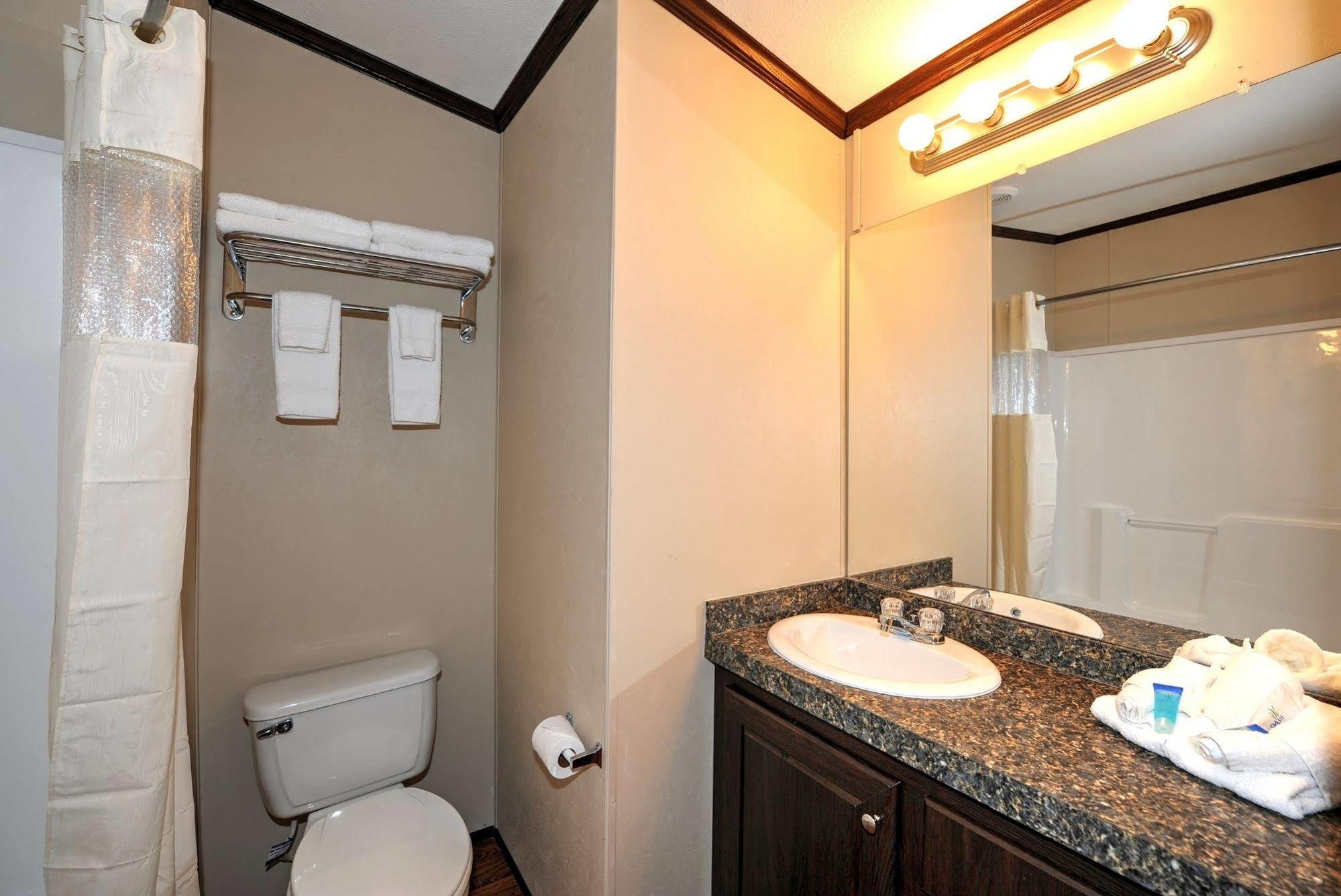 Instalodge Hotel And Suites Karnes City Екстериор снимка