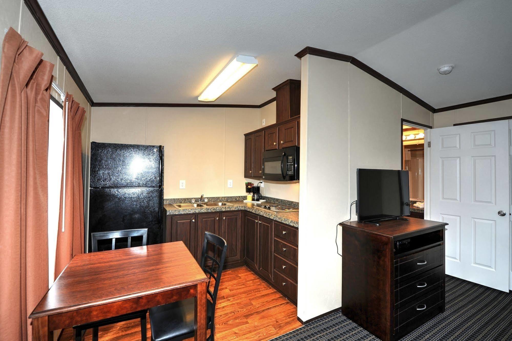 Instalodge Hotel And Suites Karnes City Екстериор снимка