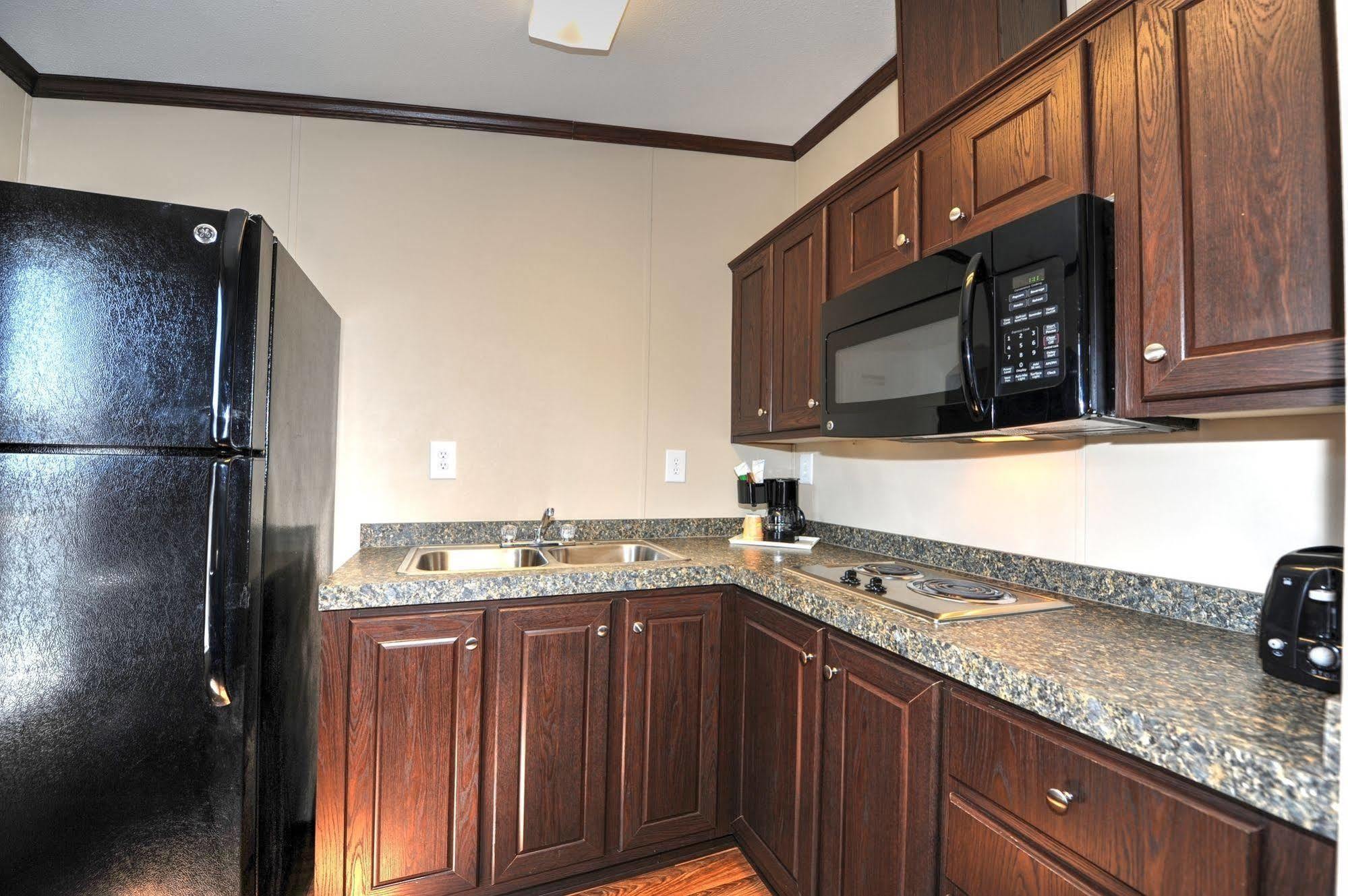 Instalodge Hotel And Suites Karnes City Екстериор снимка