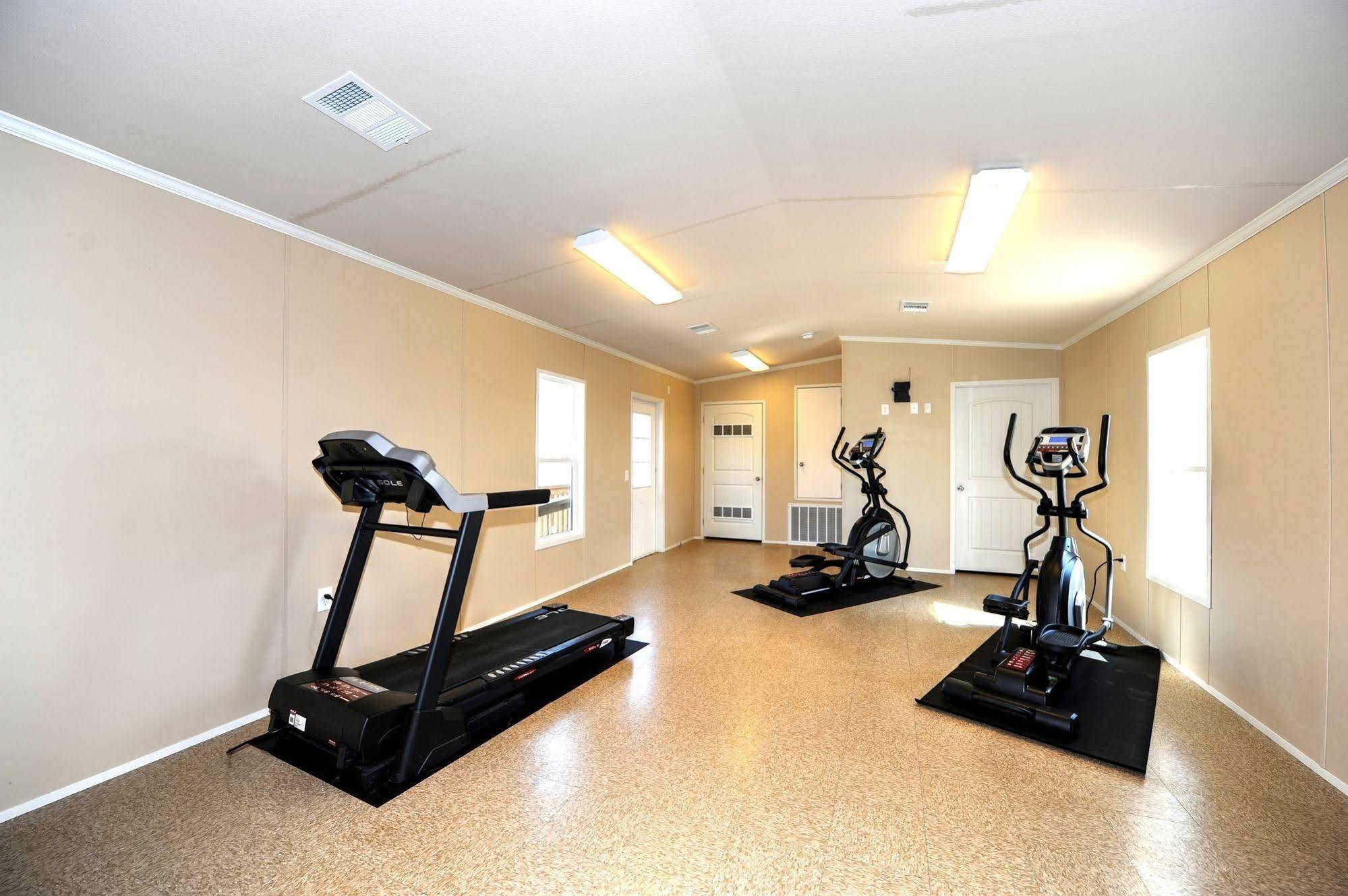 Instalodge Hotel And Suites Karnes City Екстериор снимка