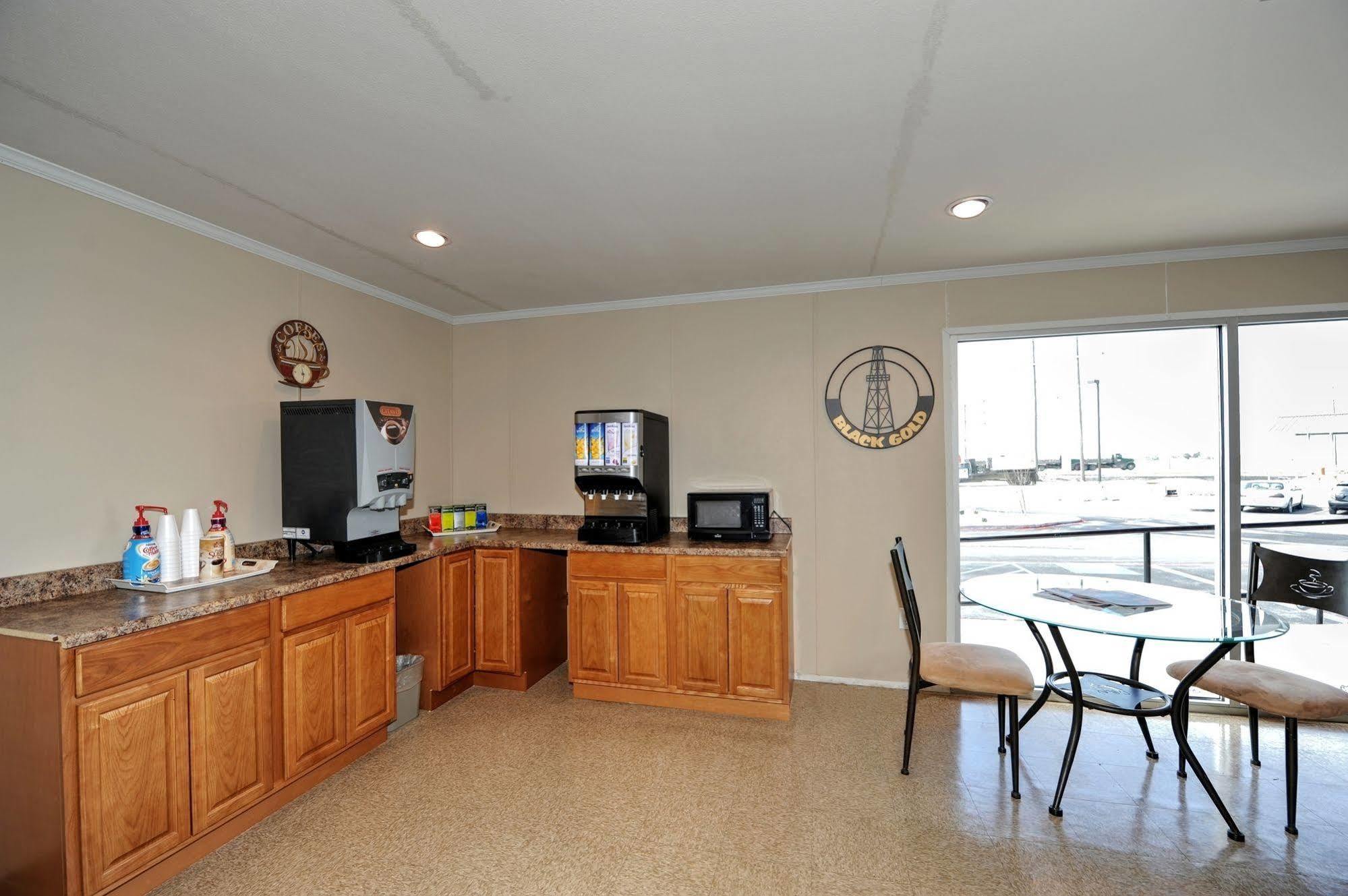 Instalodge Hotel And Suites Karnes City Екстериор снимка
