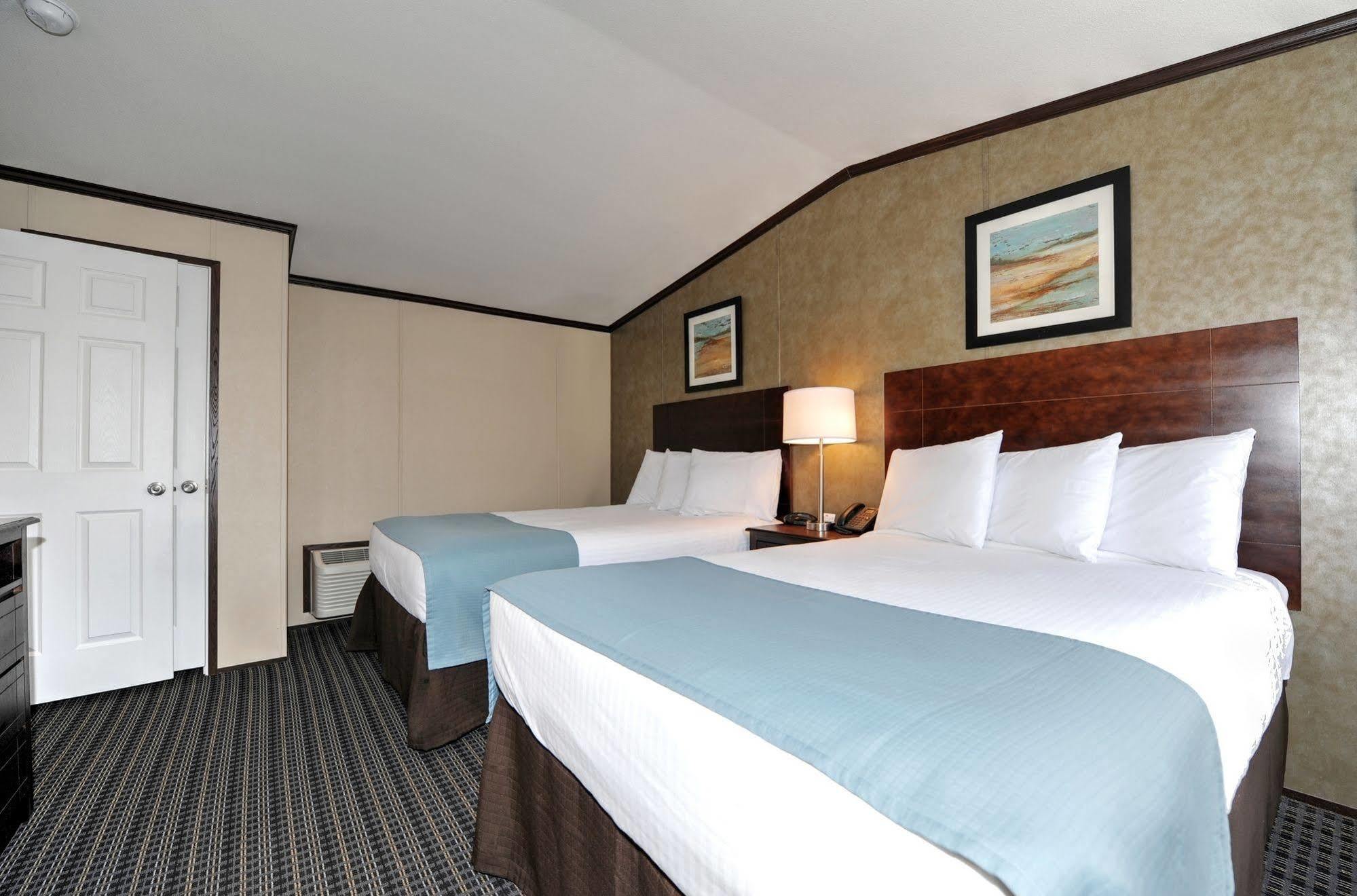 Instalodge Hotel And Suites Karnes City Екстериор снимка