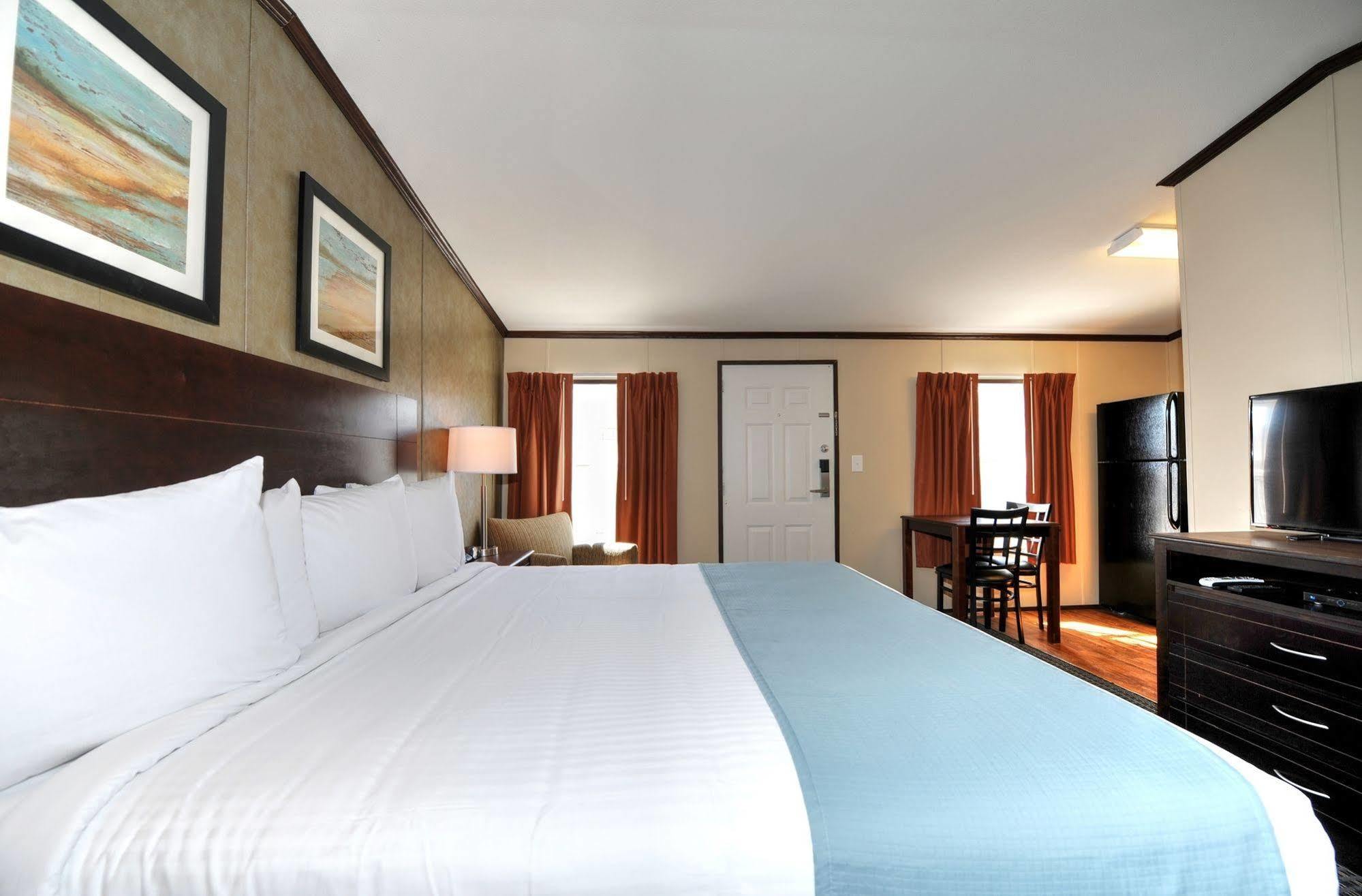 Instalodge Hotel And Suites Karnes City Екстериор снимка
