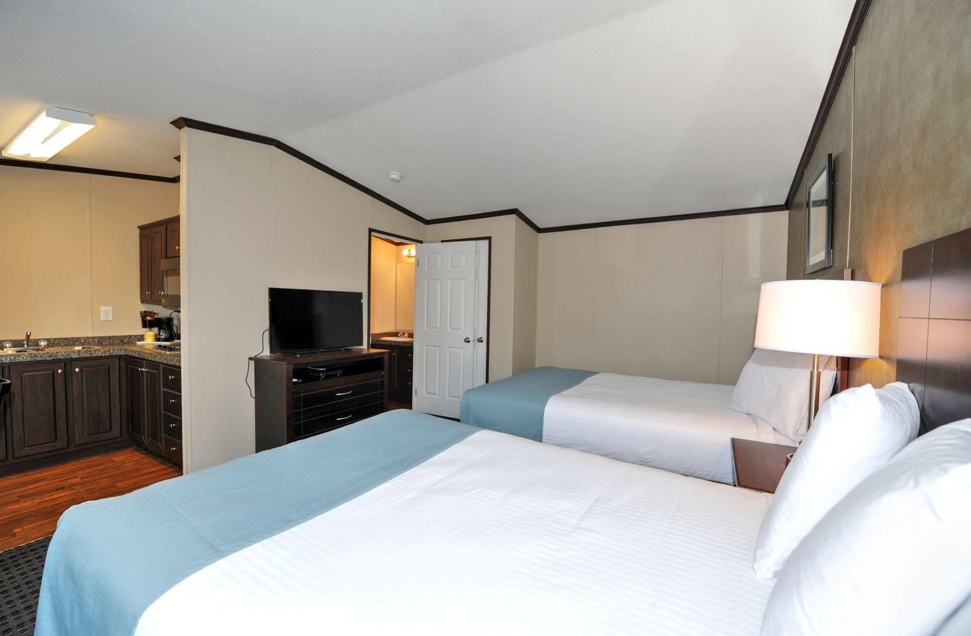 Instalodge Hotel And Suites Karnes City Екстериор снимка